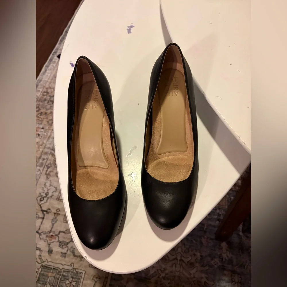 Naturalizer Michelle black leather pumps.